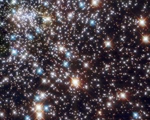 Hubble Uzay Teleskobu tarafından çekilmiş bu fotoğrafta, NGC 6397 küresel yıldız kümesini ve içerdiği mavi başıboş yıldızları görebiliyoruz. 