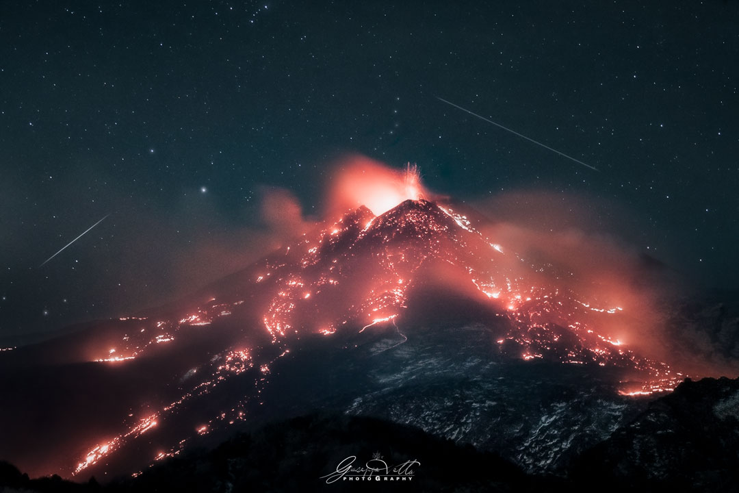 210303 Stars over an Erupting Volcano Günün Astronomi Görseli (APOD/NASA) | 03/03/21