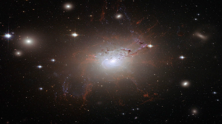 Hubble Uzay Teleskobu'ndan NGC 1275