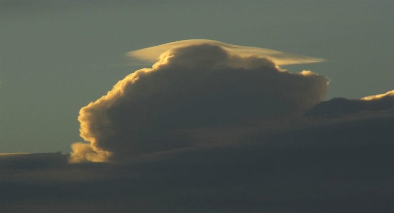 Bulutların şapka olarak kullandığı eşlikçi bulut pileus. (Telif: Jen Scheer)