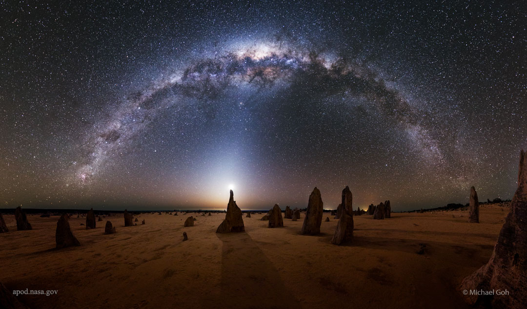 201011 Milky Way over the Pinnacles in Australia Michael Goh Günün Astronomi Görseli (APOD/NASA) | 11/10/20