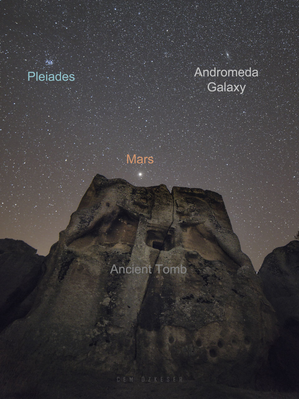 201013 Mars Pleiades and Andromeda over Stone Lions Cem Ozkeser Günün Astronomi Görseli (APOD/NASA) | 13/10/20