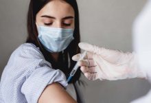 aşı olan kadın enjektör