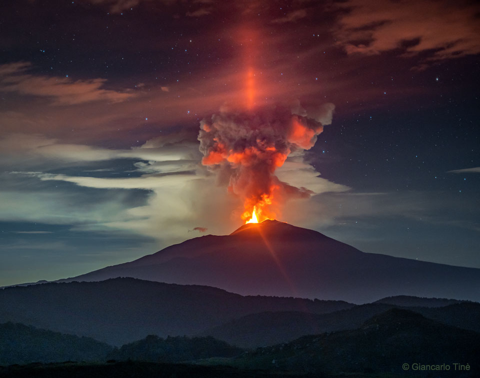 etna yanardagi isik sutunu APOD/NASA: Etna Yanardağı Üzerinde Işık Sütunu